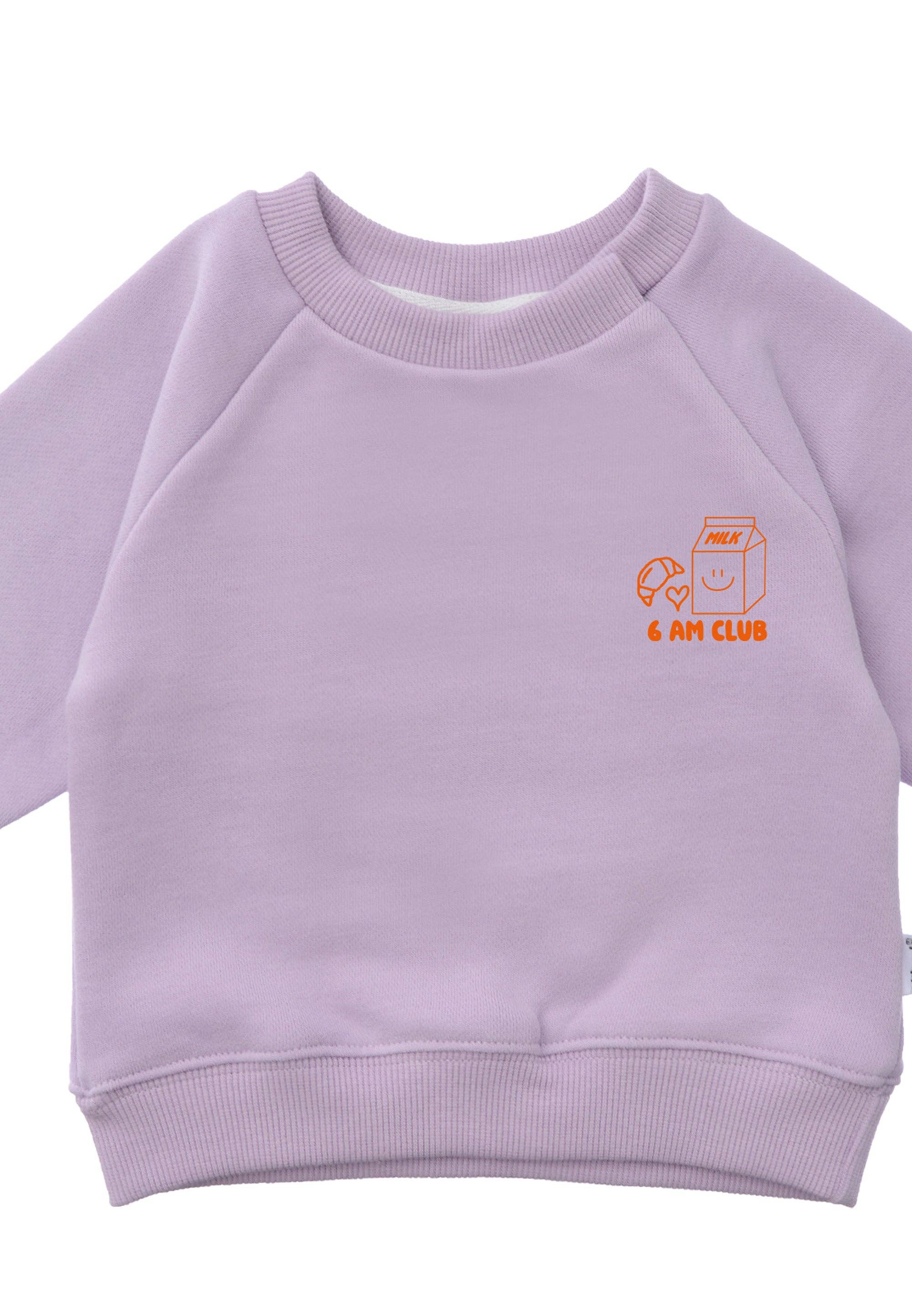 Gemütliches Sweatshirt für Kinder in flieder, 6 am Club Edition, mit Raglanärmeln, Ribbündchen und Druckknöpfen für einfaches Anziehen.
