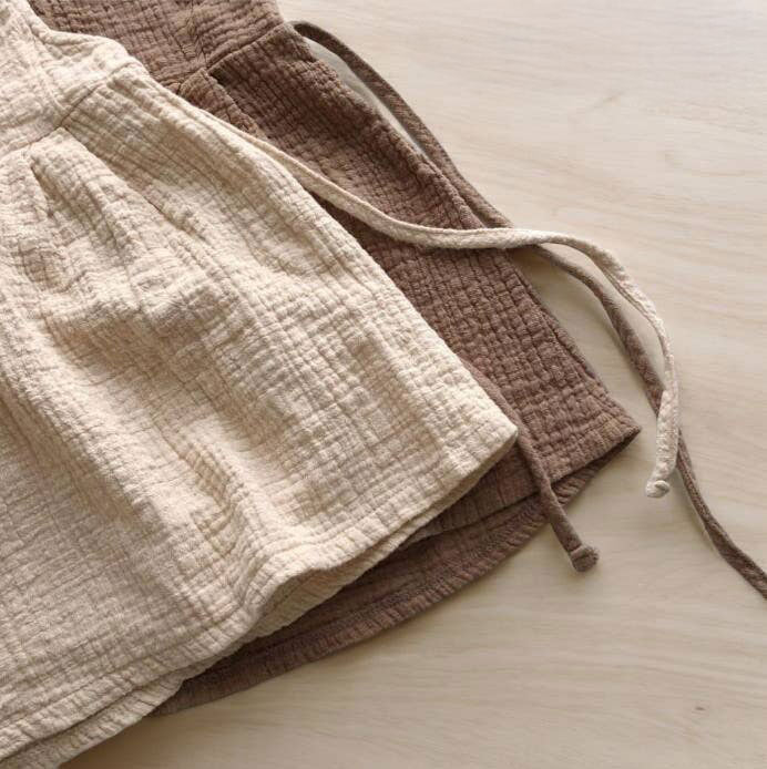 Leichtes Sommerkleid EBBA aus Musselin von Annie & Charles® – bequemes, stilvolles Kleid für Mädchen.