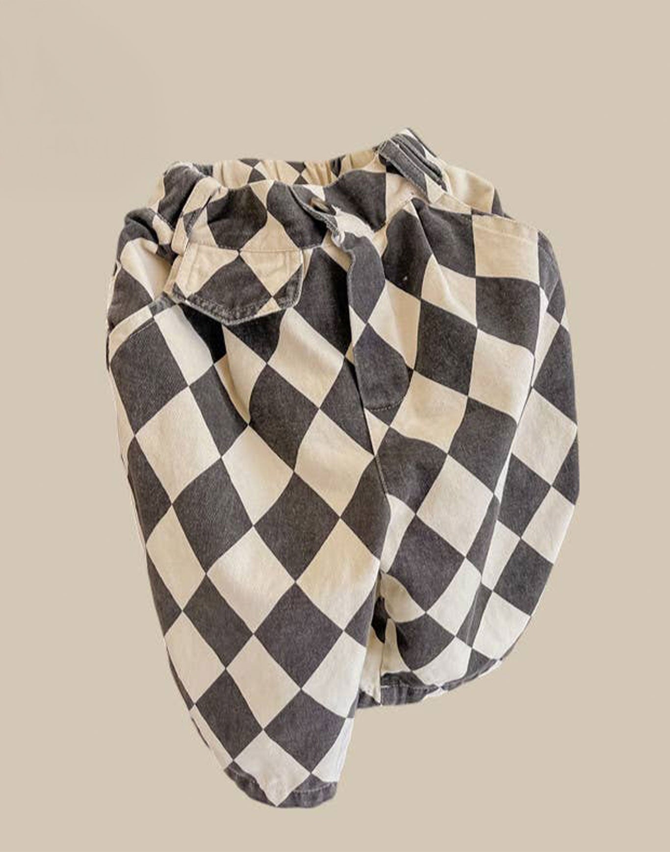 Annie & Charles® Hose CHESS mit Karomuster in Creme und Dunkelbraun – bequeme Baumwollhose im Retro-Style für Kinder.