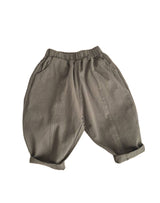 Annie & Charles® Hose PARKER in Army Grün – bequeme Kinderhose aus 100 % Baumwolle im lässigen Baggy-Style.