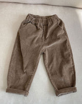 Annie & Charles® Hose TOBY aus 100 % Baumwolle – weiche, bequeme Kinderhose für Alltag, Spiel und Freizeit.