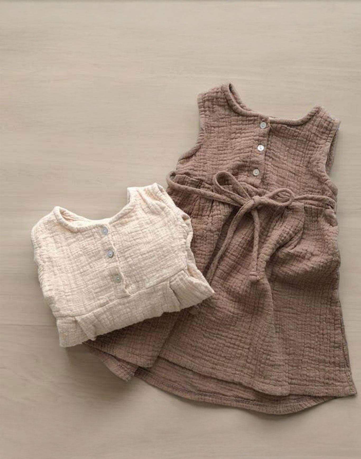 Annie & Charles® Musselin Kleid EBBA – leichtes, luftiges Kinderkleid aus 100 % Baumwolle für warme Tage.