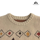 Gestrickter Kinderpullover Annie & Charles AZTEK mit Retro-Rautenmuster in Senfgelb, Rostrot und Braun – weicher Strick für Herbst und Winter.