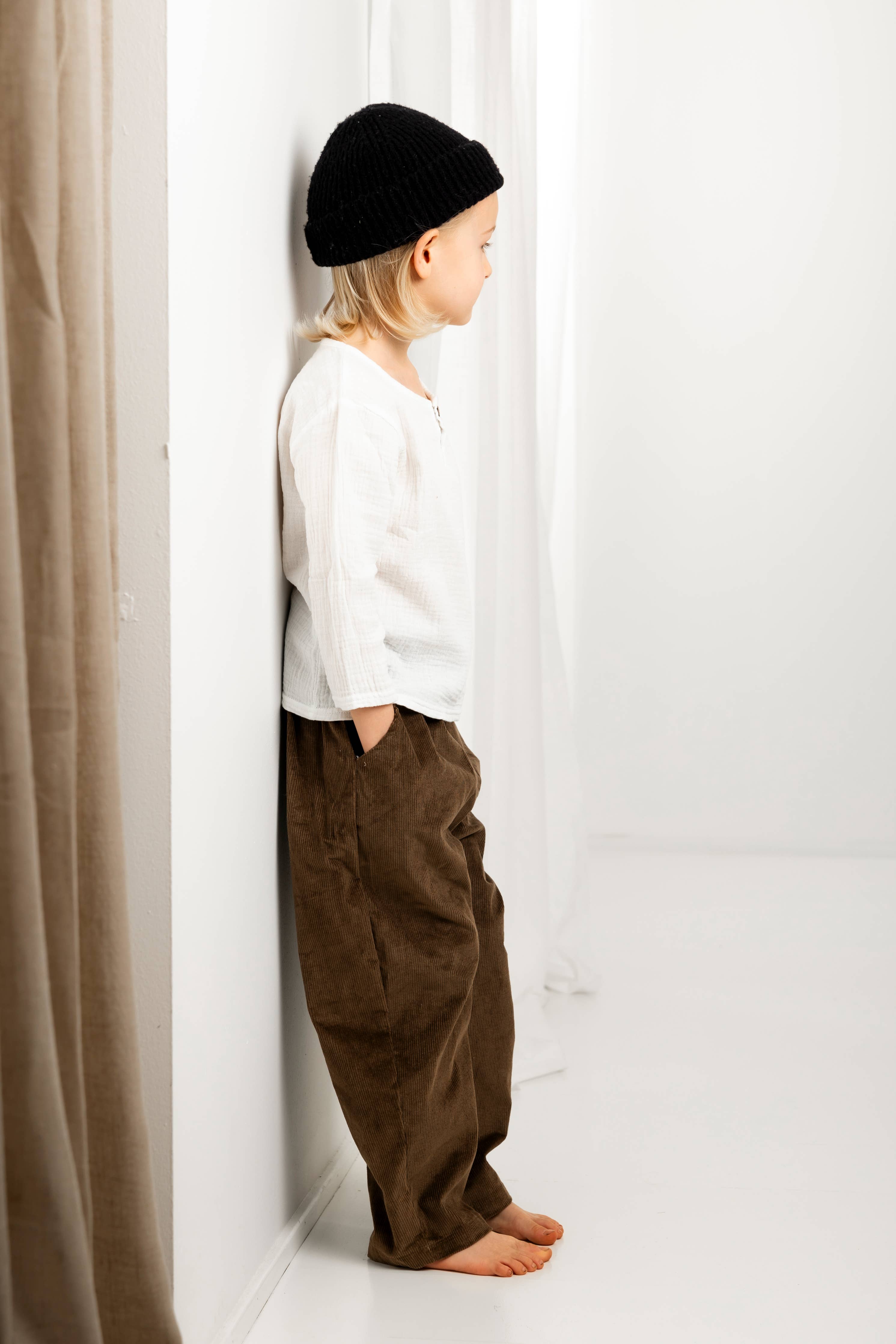 Weiche Hose TOBY von Annie & Charles® – langlebige Alltagshose aus Baumwolle für Jungen und Mädchen.