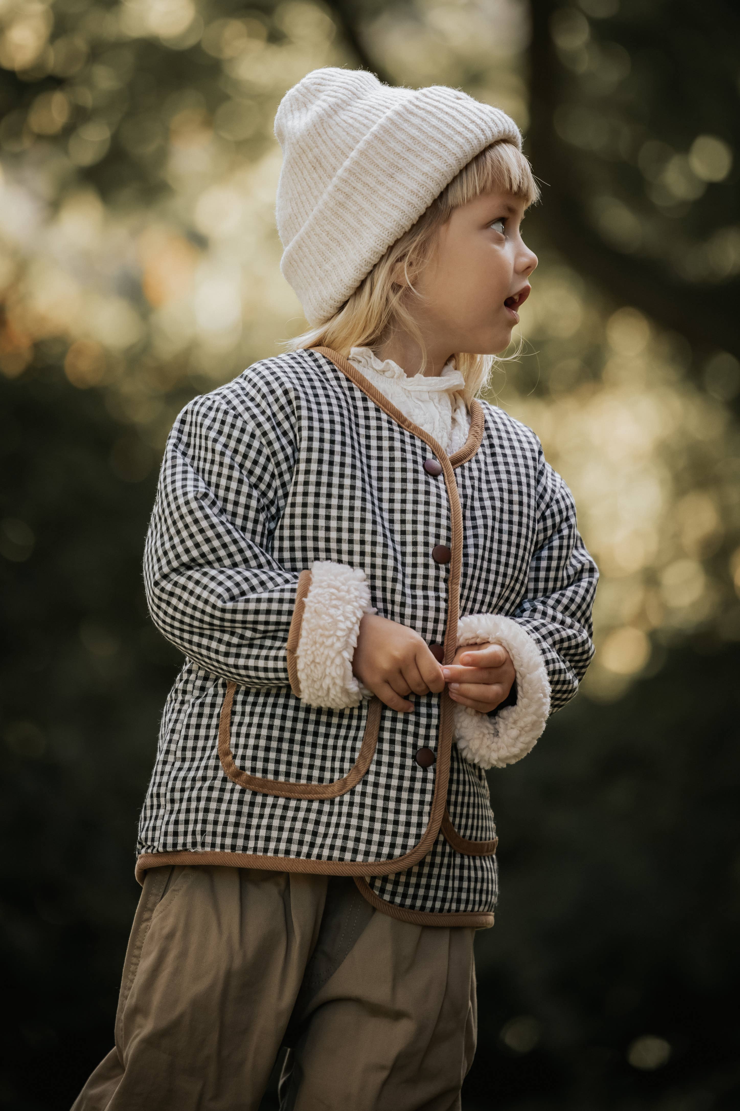 Flauschige Annie & Charles Wendejacke in Creme mit Knöpfen, wärmend für Herbst und Winter, perfekt für den Alltag.