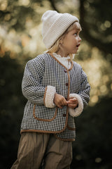 Flauschige Annie & Charles Wendejacke in Creme mit Knöpfen, wärmend für Herbst und Winter, perfekt für den Alltag.