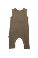 Olivefarbener Baby Jumpsuit aus Rib-Strick, praktisch mit Druckknöpfen, aufgesetzter Tasche, weich und angenehm für Alltag und Schlafenszeit.