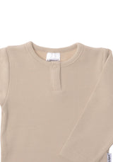 Babybody in Beige mit langen Ärmeln aus weichem Rippstoff, atmungsaktiv, dehnbar und ideal für den täglichen Gebrauch.