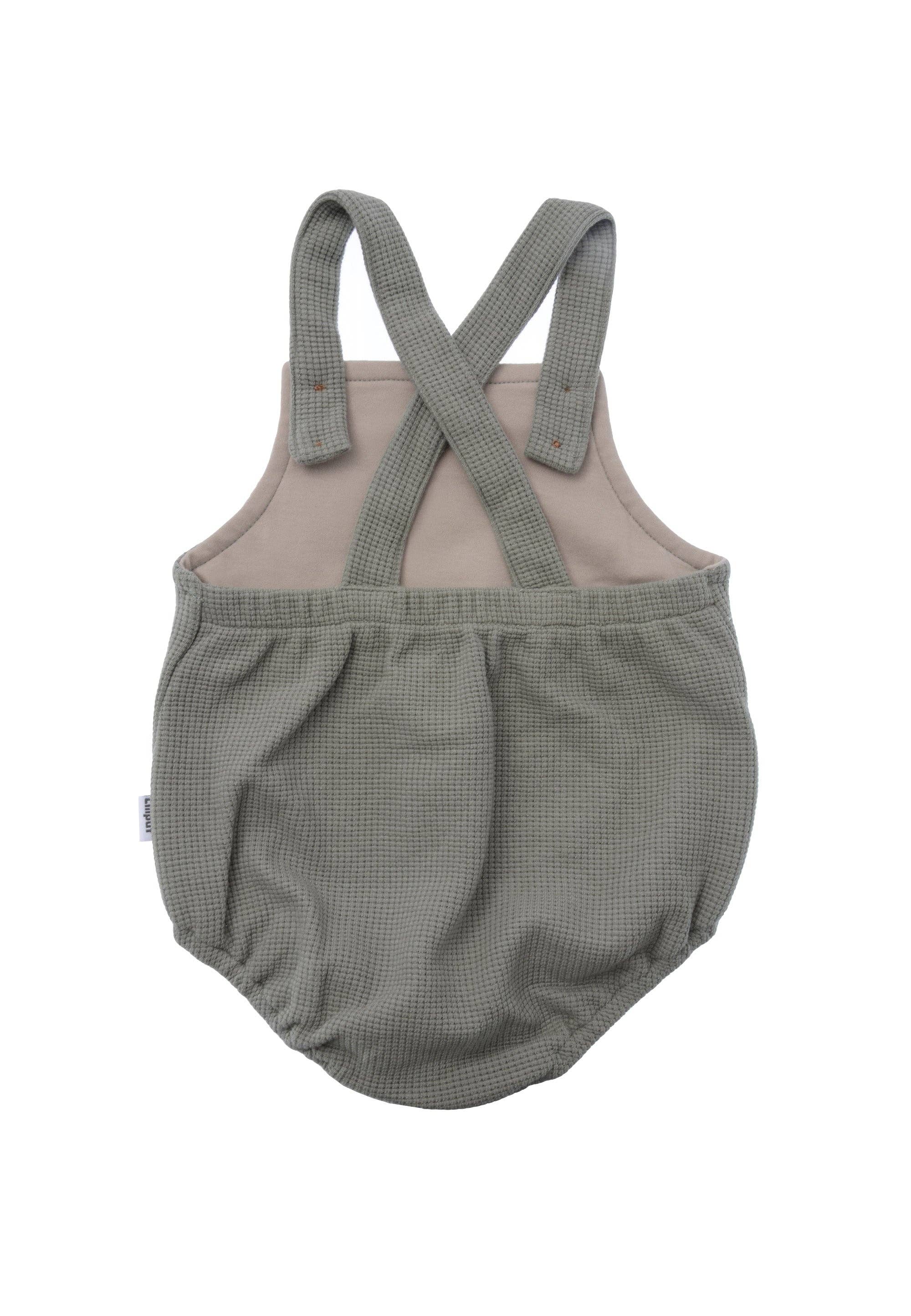 Zeitlose Baby Latzhose in Oliv aus Waffel Piqué, weiches Material mit Baumwolle, langlebig, stylisch und angenehm zu tragen.