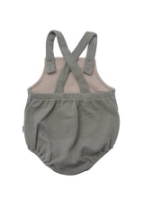 Zeitlose Baby Latzhose in Oliv aus Waffel Piqué, weiches Material mit Baumwolle, langlebig, stylisch und angenehm zu tragen.