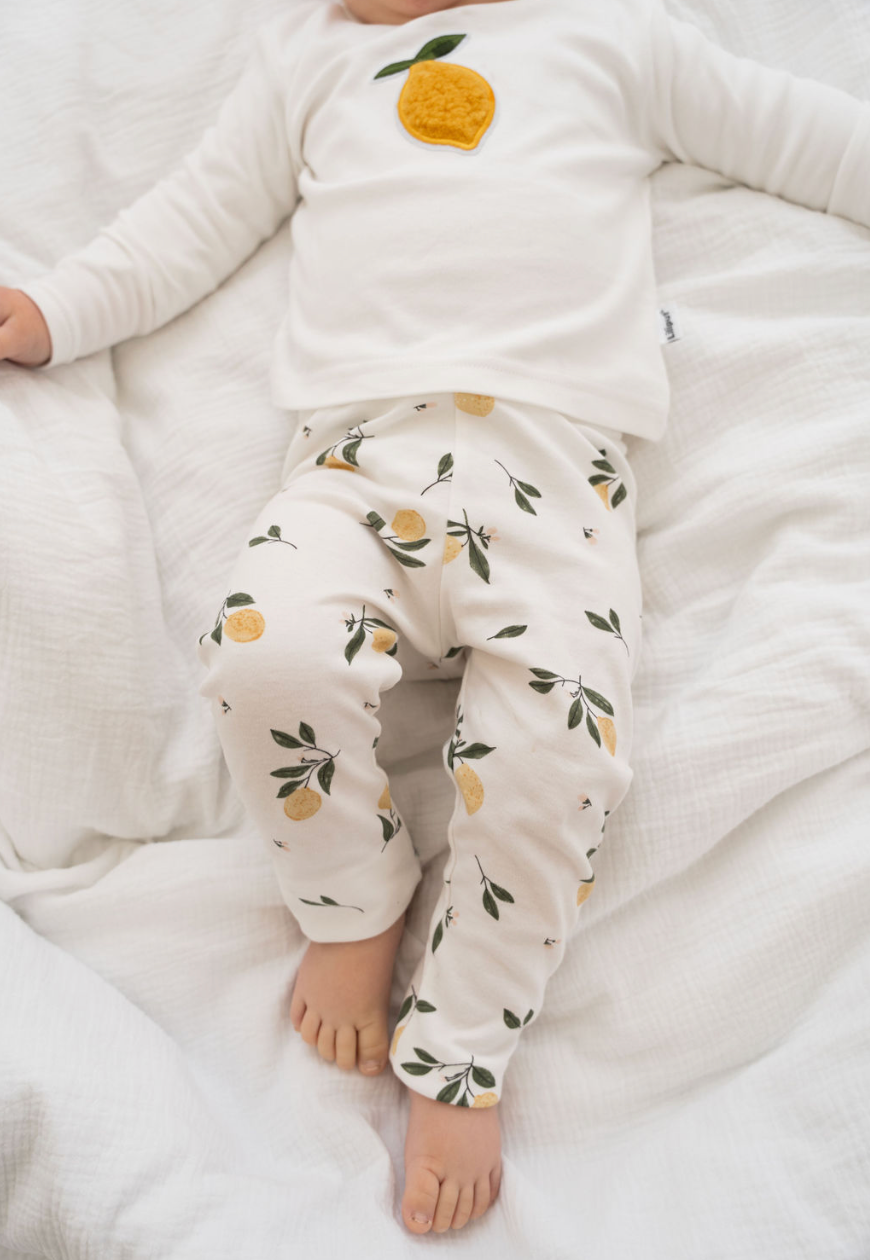 Weiche Baby Leggings mit Zitronenprint, elastischer Bund, angenehm zu tragen, perfekt für Alltag und Spielplatz.