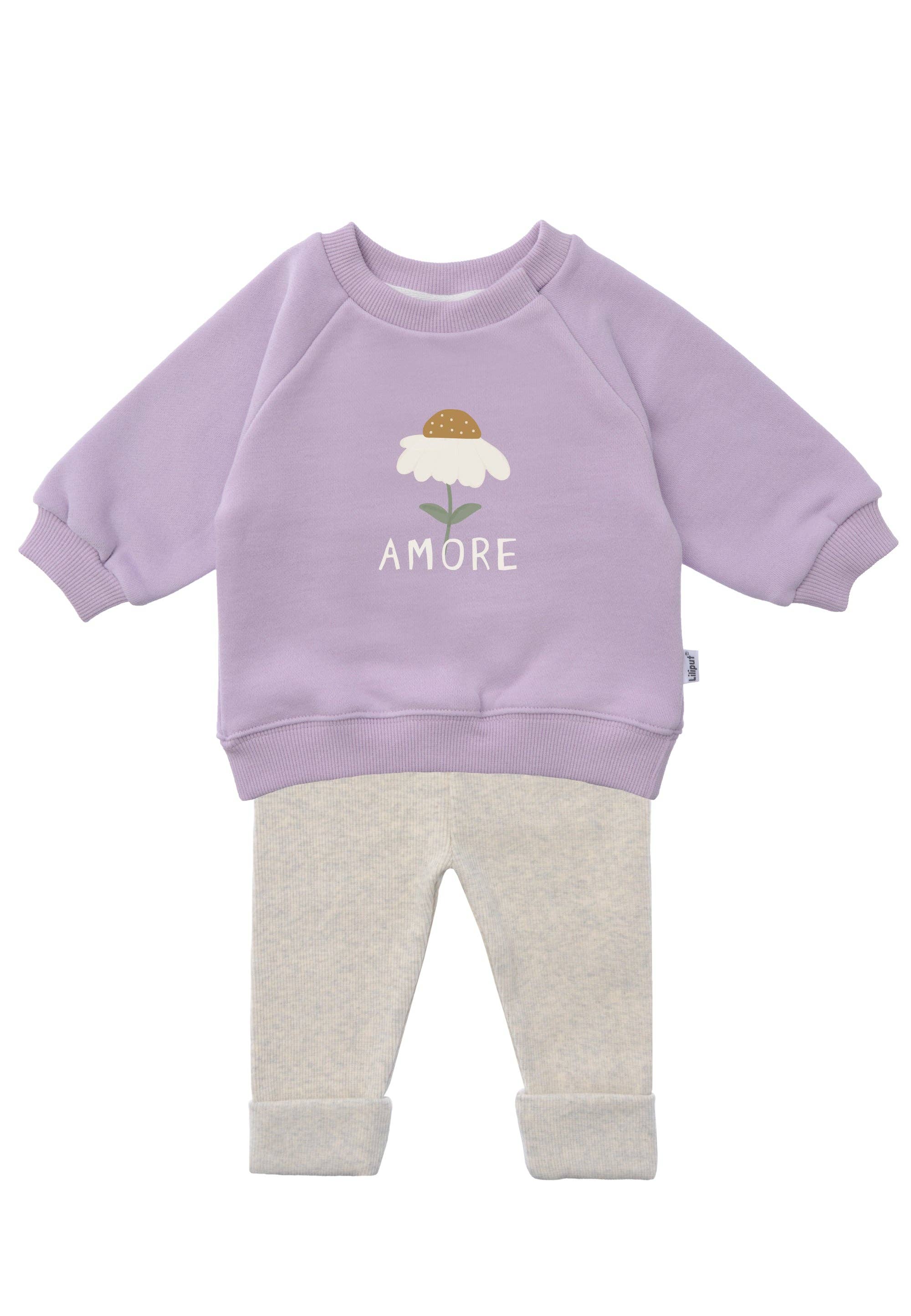 2-teiliges Baby Outfit mit Sweatshirt in Flieder "Amore" und graumelange Leggings, weiche Baumwollmischung, praktische Druckknöpfe am Halsausschnitt, elastische Bündchen.