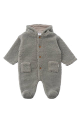 Grüner Baby Boucléfleece Overall, weich gefüttert, mit Kapuze und Füßen, ideal für Spielplatz, Stadt oder Alltag, warm und bequem.