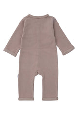 Brauner Baby Overall aus Rib-Strick, leicht elastisch und angenehm weich, Knöpfe vorne, ideal für Alltag, Spiel und Wohlfühlen.