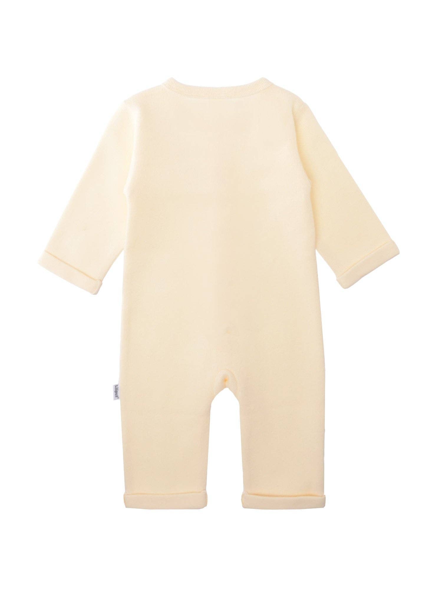 Baby Overall aus Rib-Strick in Ecru, mit Knopfleiste in Holzoptik, elastisch, gemütlich und stylisch, ideal für Alltag und besondere Anlässe.