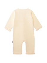 Baby Overall aus Rib-Strick in Ecru, mit Knopfleiste in Holzoptik, elastisch, gemütlich und stylisch, ideal für Alltag und besondere Anlässe.
