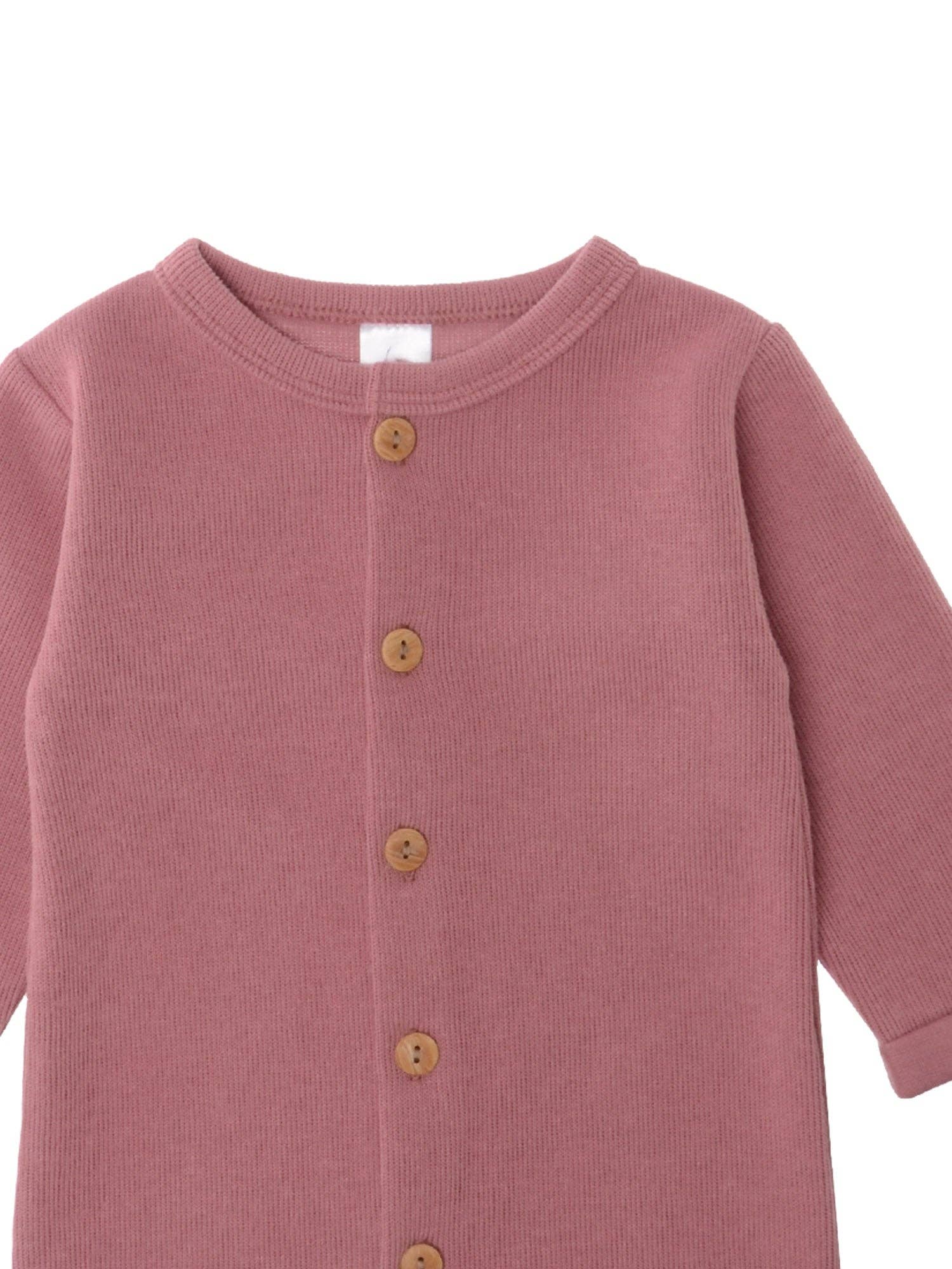 Rosenholzfarbener Baby Overall aus Rib-Strick, elastisch und angenehm weich, Knöpfe auf der Vorderseite, ideal für Alltag und Freizeit.