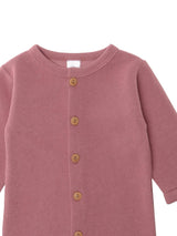 Rosenholzfarbener Baby Overall aus Rib-Strick, elastisch und angenehm weich, Knöpfe auf der Vorderseite, ideal für Alltag und Freizeit.