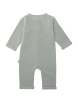 Schilffarbener Baby Overall aus Rib-Strick, elastisch und angenehm weich, Knöpfe auf der Vorderseite, ideal für Alltag und Freizeit.