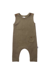 Baby Rib-Strick-Jumpsuit in Olive, aus 80% Baumwolle und 20% Polyester, mit Druckknöpfen im Schritt und Schulter, weiche Rippstruktur, bequem und kuschelig.