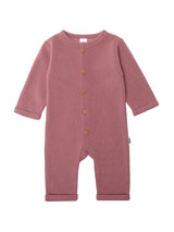 Baby Rib-Strick-Overall in Rosenholz, aus 80% Baumwolle und 20% Polyester, mit fünf Knöpfen in Holzoptik, umgeschlagene Säume, weich und bequem.