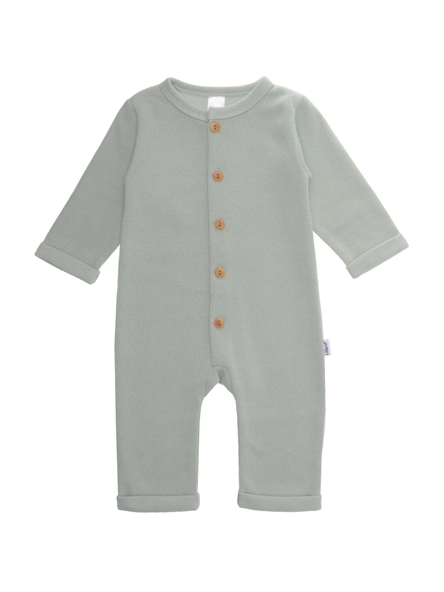 Baby Rib-Strick-Overall in Schilf, aus 80% Baumwolle und 20% Polyester, mit fünf Knöpfen in Holzoptik, umgeschlagene Säume, weich und bequem.