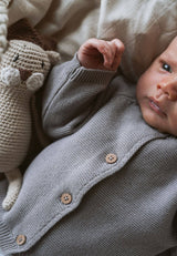 Baby Strickjacke in Taupe mit Holzknöpfen, aus 100% Baumwolle, weiches Strickbild, Raglanärmel, angenehm warm und bequem.