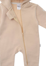 Beiger Babyoverall aus weichem Sweatstoff, Kapuze mit Öhrchen, praktischer Reißverschluss, angenehm warm und ideal für Alltag und Freizeit.