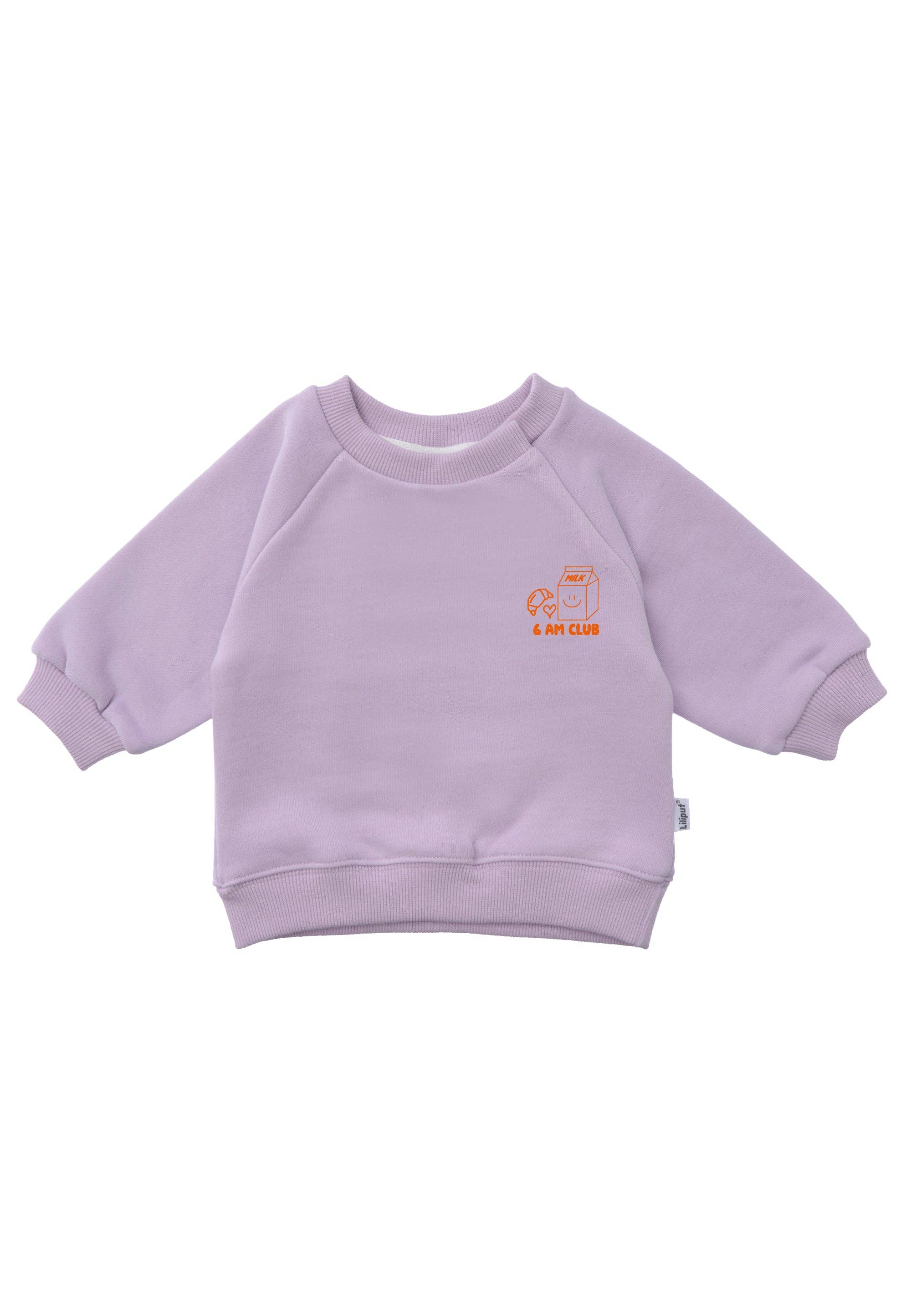 Fliederfarbenes Baby Sweatshirt 6 am Club Mini & Me Edition mit Print aus Milchtüte, Croissant, Herzchen und orangem Schriftzug.