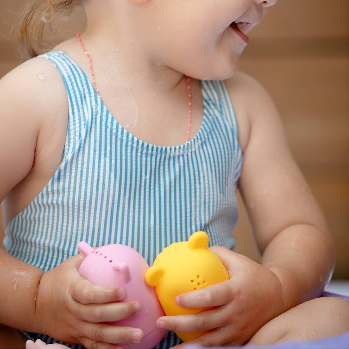 Badespielzeug Set Die lustigen Tiere Blau, 4 Silikonfiguren Tiger, Schwein, Koala und Pinguin, schwimmende Tierfiguren zum Spielen und Lernen in der Badewanne.