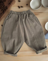 Lässige Baggyhose PARKER für Kinder von Annie & Charles® – weiche Baumwollhose in Army Grün mit elastischem Bund.