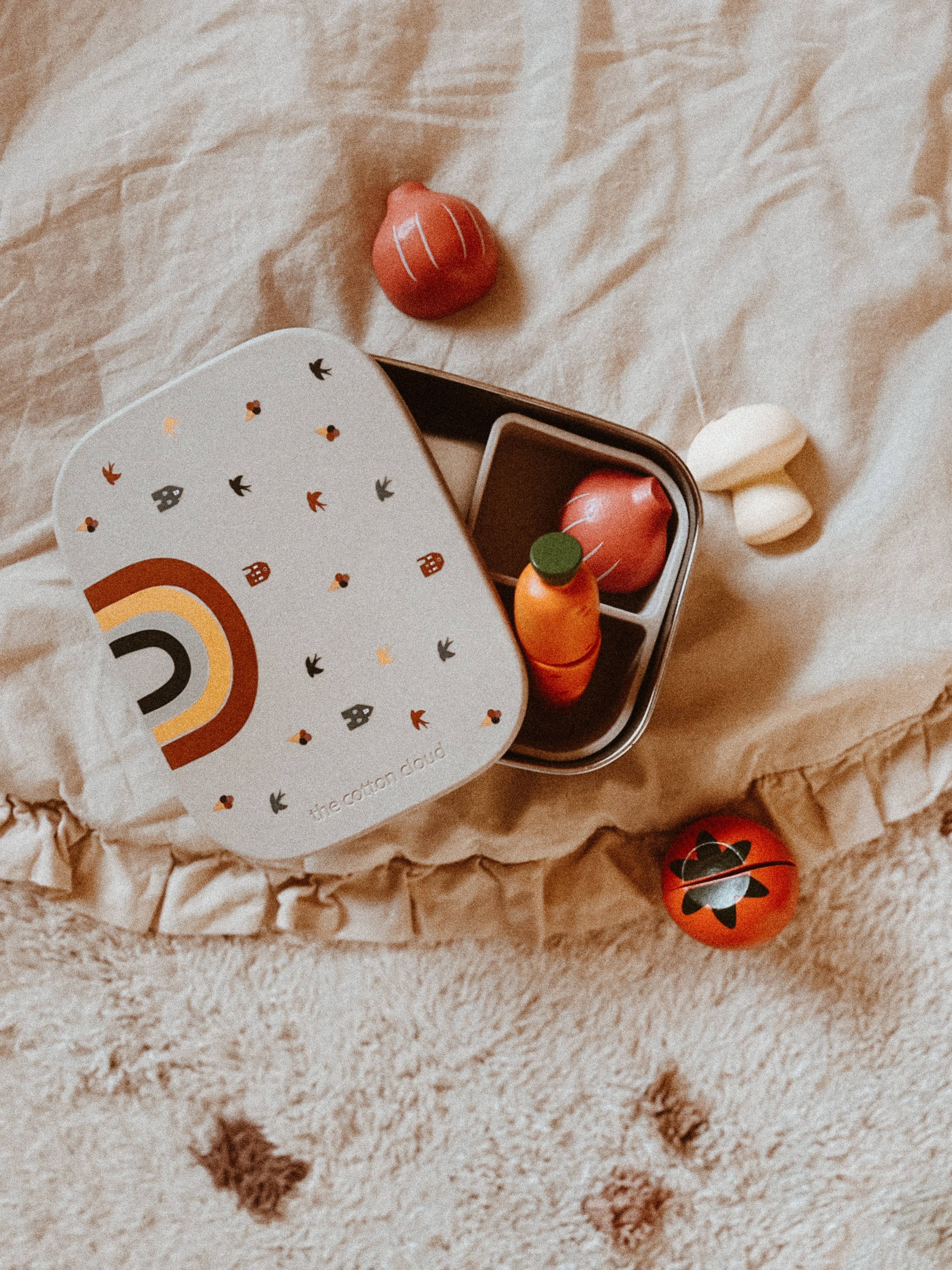 Bento Lunchbox Edelstahl Rainbow mit drei Fächern, langlebig, BPA-frei und lebensmittelecht, perfekt für gesunde Mahlzeiten unterwegs.