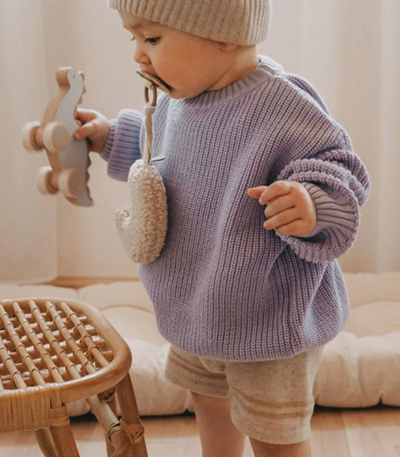 Weicher Kinderpullover aus Bio-Baumwolle von Annie & Charles® – gestrickt, bequem und perfekt für Herbst und Winter.