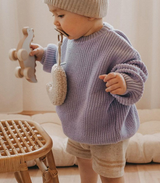 Weicher Kinderpullover aus Bio-Baumwolle von Annie & Charles® – gestrickt, bequem und perfekt für Herbst und Winter.