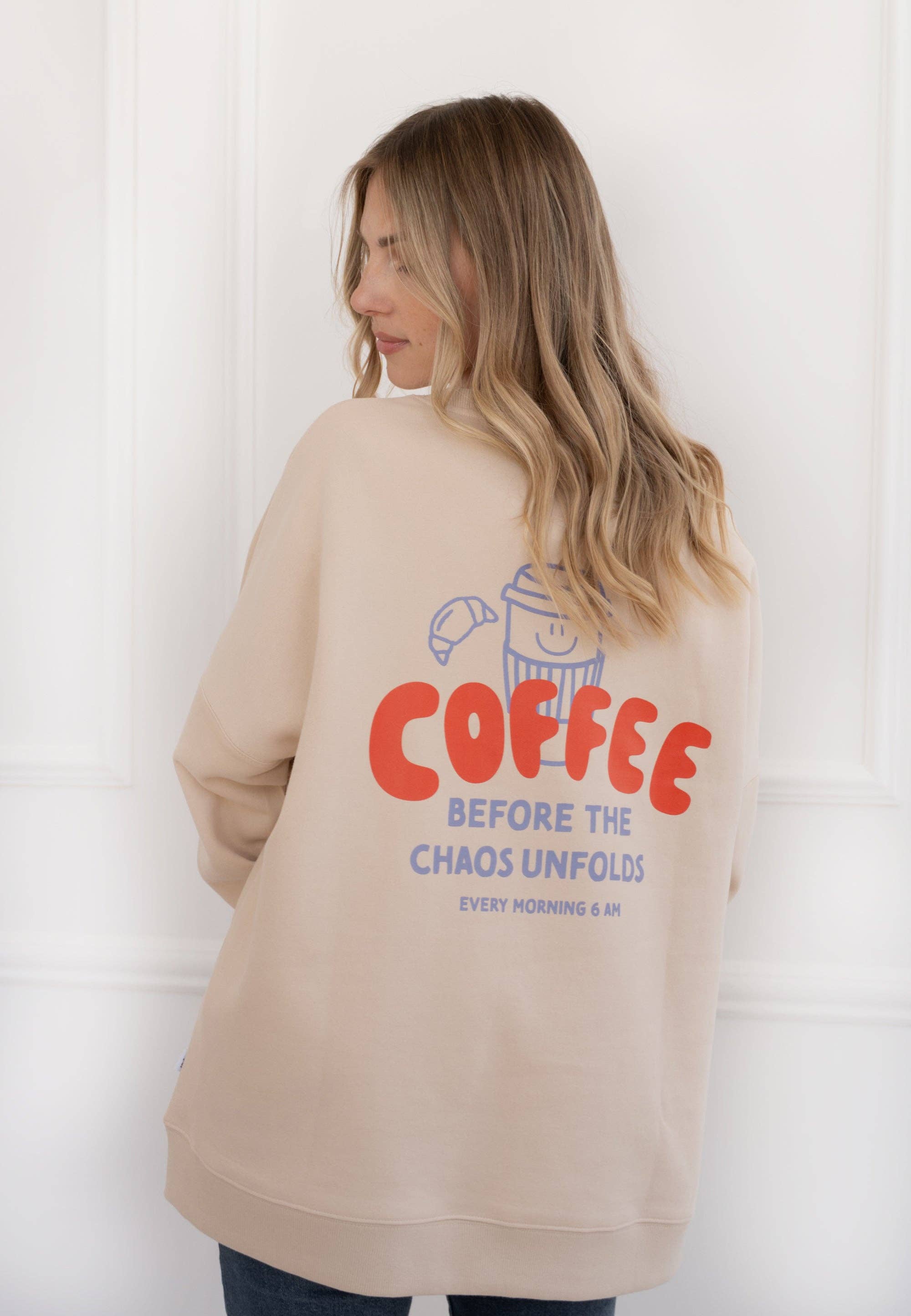 Oversized Coffee Sweatshirt beige für Erwachsene, Mini & Me Special Edition mit 6am Frontprint und Rückenstatement.