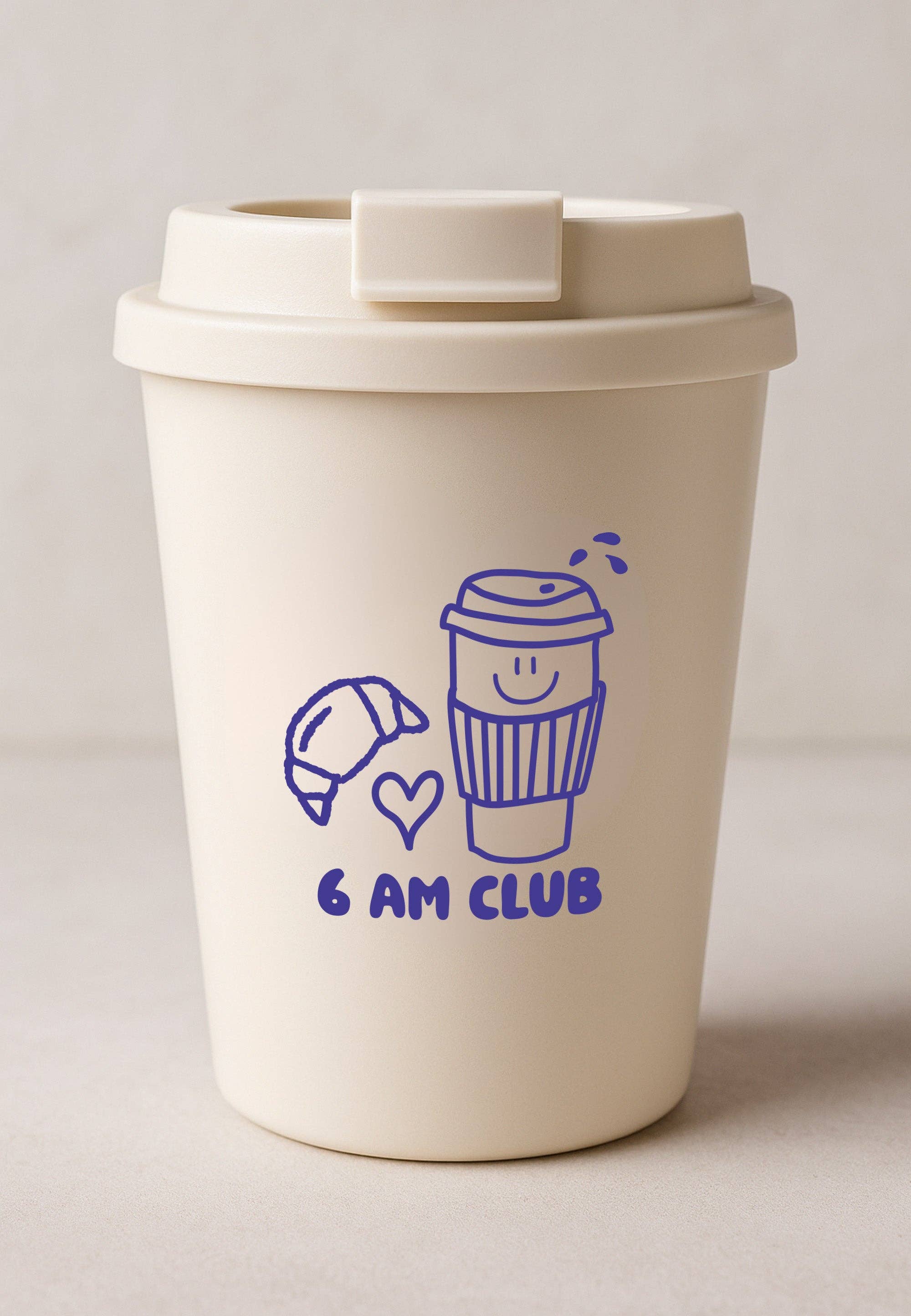 Coffee to Go Becher 350ml in Creme mit blauem 6 am Club Print, stilvoller Kaffeebecher für Frühaufsteher.