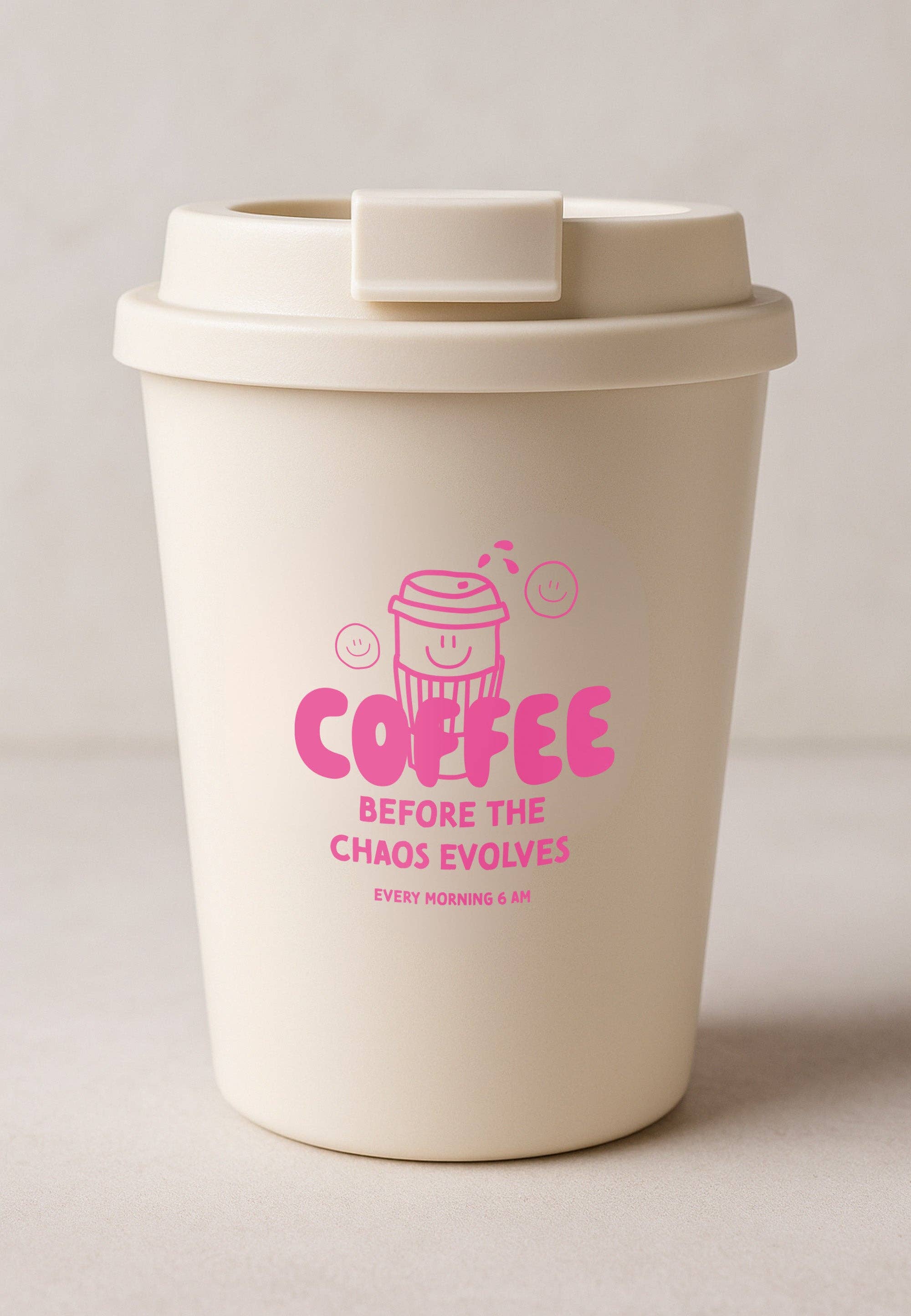 Coffee to Go Becher 350ml in Creme mit pinkem Print Coffee Before The Chaos Evolves, stylischer Becher für Eltern.