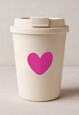 Coffee to Go Becher 350ml in Creme mit pinkem Herz Print, stilvoller Kaffeebecher für unterwegs.