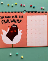 A4-Jahreskalender 2026 „Der Faule Kalender“ mit 13 Seiten voller gemütlicher Motive und entspannter Sprüche – perfekt zum Abschalten.