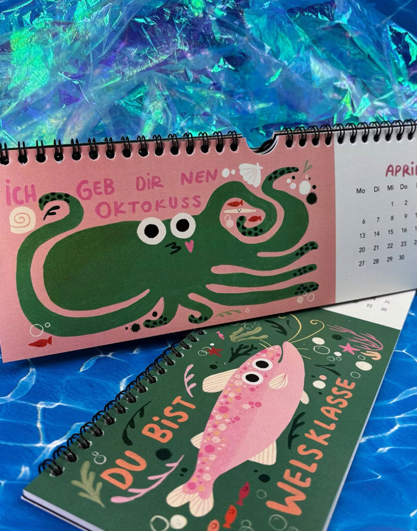 Jahreskalender 2026 mit süßen Fisch-Illustrationen und charmanten Sprüchen – der beliebte GraFische Kalender für ein lächelndes Jahr.