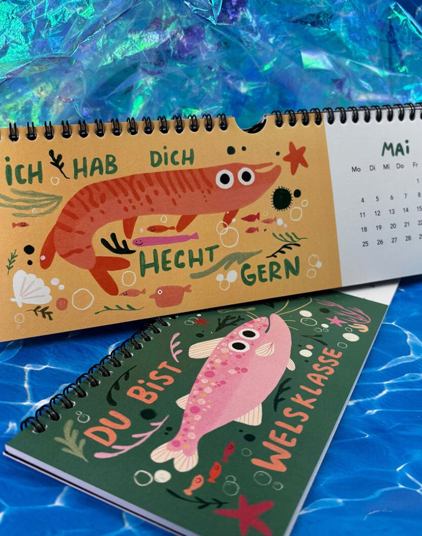 GraFischer Kalender 2026 mit 12 freundlichen Fischen, die dich durchs Jahr begleiten – liebevoll gestaltet und voller maritimer Wortspiele.