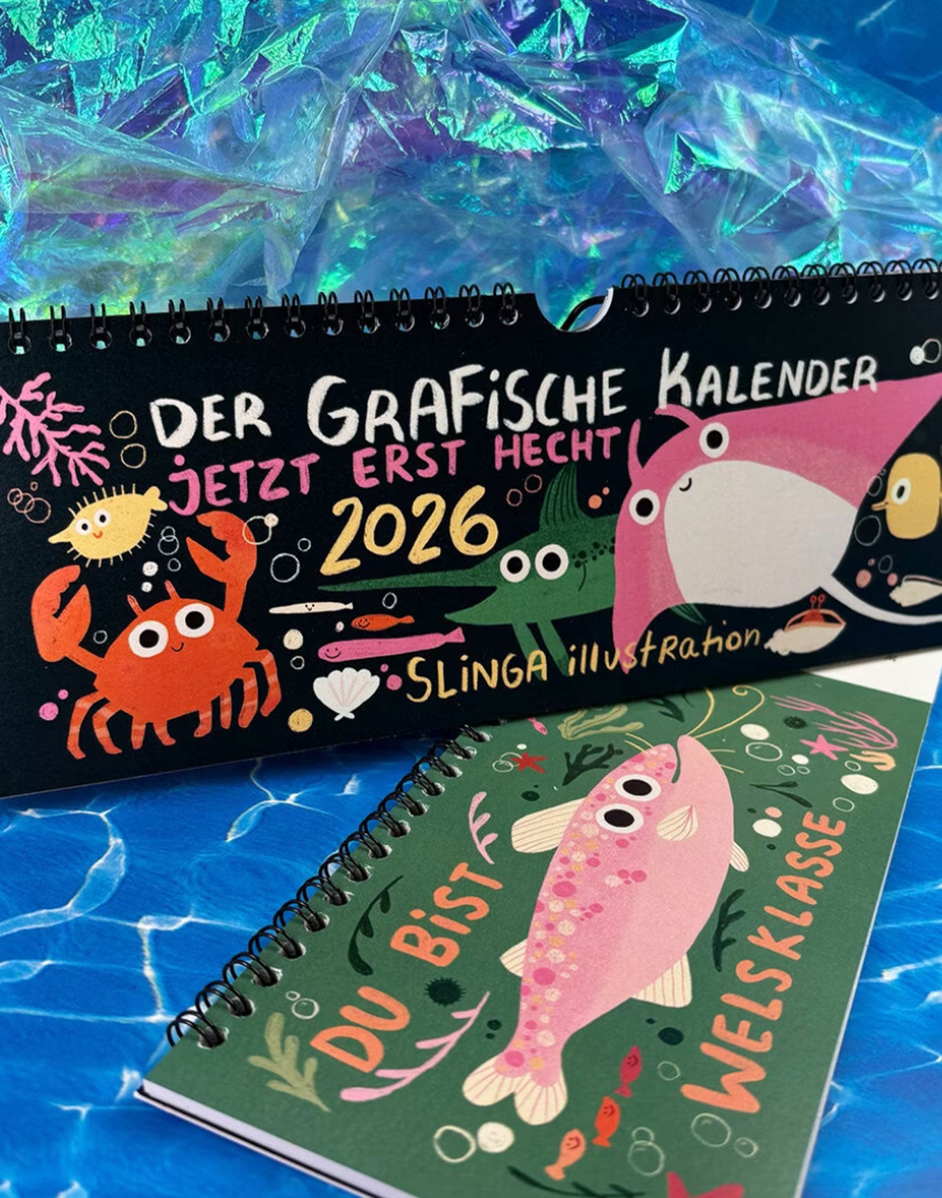 Humorvoller GraFischer Kalender 2026 mit liebevoll illustrierten Fischen und witzigen Wortspielen – fröhlicher Jahreskalender für gute Laune durchs Jahr.
