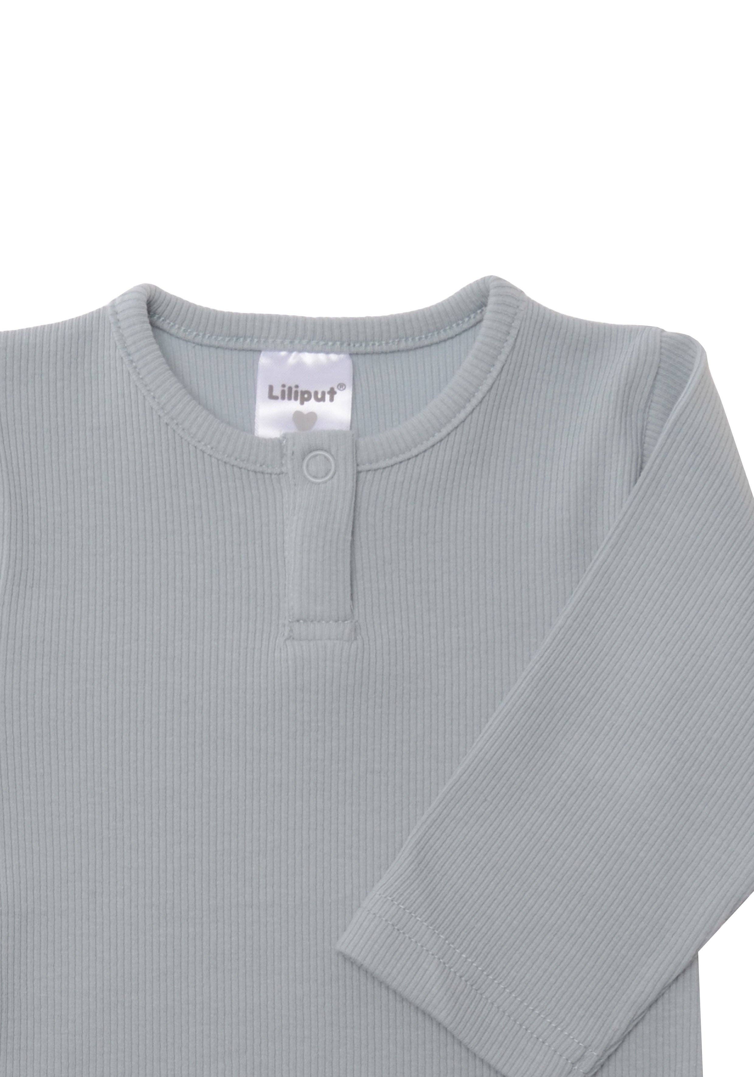 Hellblauer Babybody aus elastischem Rippstoff, mit Druckknöpfen im Schritt und am Hals, anschmiegsam, atmungsaktiv und leicht zu kombinieren.