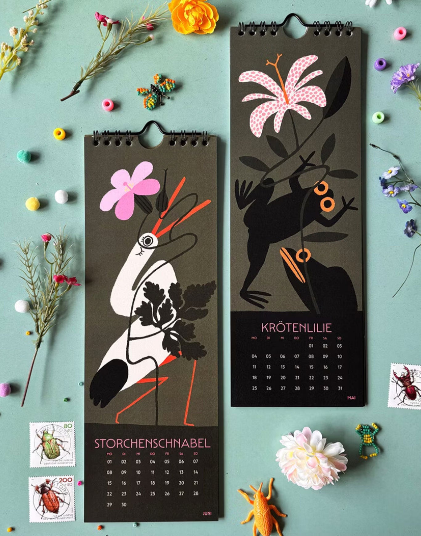 Flora & Fauna Jahreskalender 2026 im halben A4-Format – jeder Monat zeigt eine Pflanze mit tierischem Namen, liebevoll illustriert.