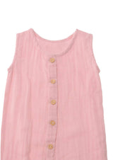 Niedlicher Musselin-Jumpsuit in rosenholz, ärmellos, Knöpfe in Holzoptik, süßer Crinkle-Look nach dem Waschen, perfekt für Babys im Sommer.