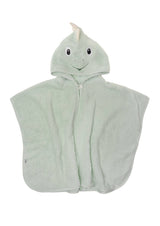 Grüner Kapuzenponcho aus Baumwollfrottee für Babys mit Dino-Zacken, gestickten Augen und Knopfverschluss, weich und kuschelig.