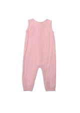 Kids Jumpsuit aus Musselin in rosenholz, ärmellos mit Holzknöpfen vorne, 100% Baumwolle, leicht und atmungsaktiv für warme Sommertage.