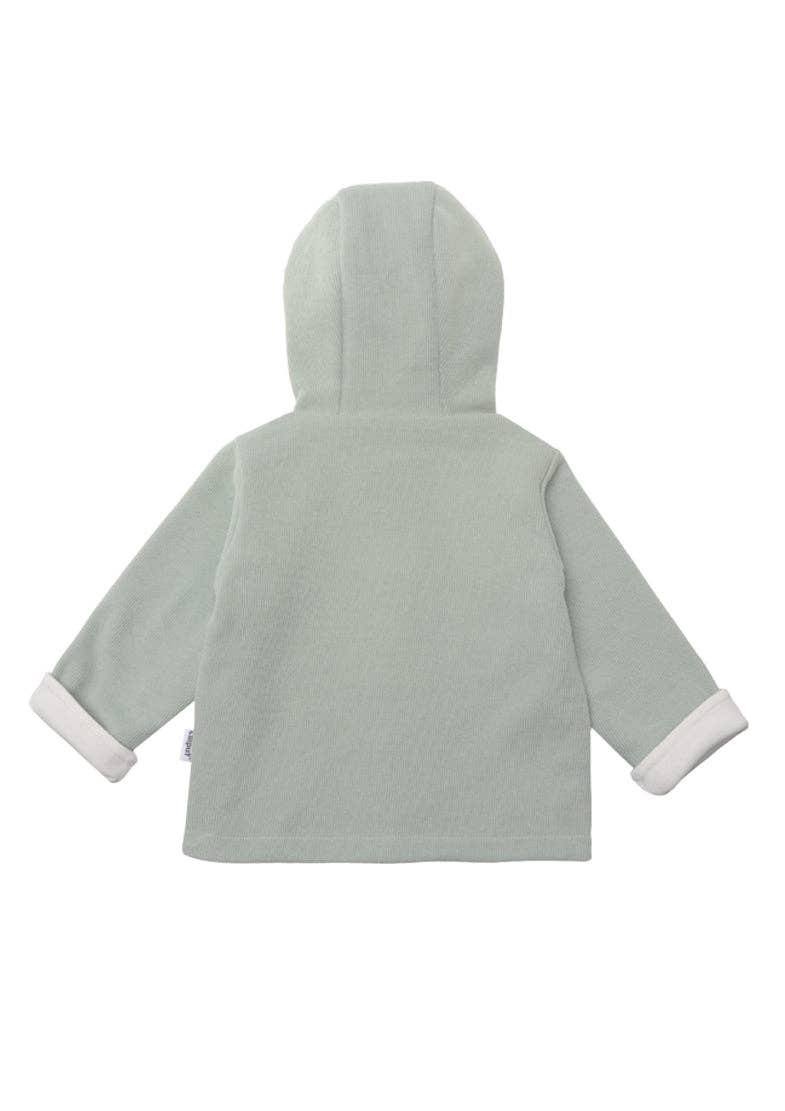 Stylische Kinder Rib-Strick-Jacke in Schilf mit Öhrchenkapuze, weiche Baumwollqualität, Holzknöpfe, niedliches "little one" Patch, für Babys und Kleinkinder.