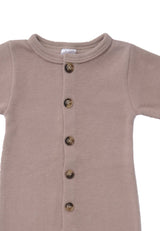 Stylischer Kinder Rib-Strick-Overall in Braun, weiche Qualität, fünf Knöpfe vorne, Rundhalsausschnitt und umgeschlagene Säume, perfekt für Babys und Kleinkinder.