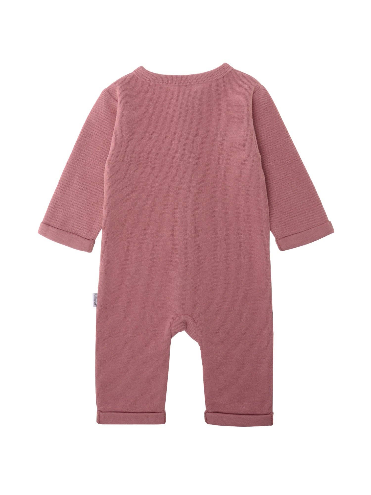Stylischer Kinder Rib-Strick-Overall in Rosenholz, weiche Qualität, Knöpfe in Holzoptik, Rundhalsausschnitt und umgeschlagene Säume, perfekt für Babys und Kleinkinder.